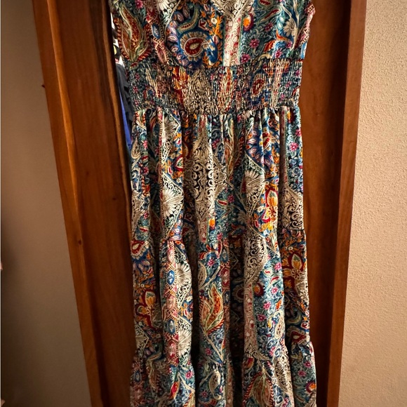 Boutique Women’s V-Neck Dress - Picture 2 of 6